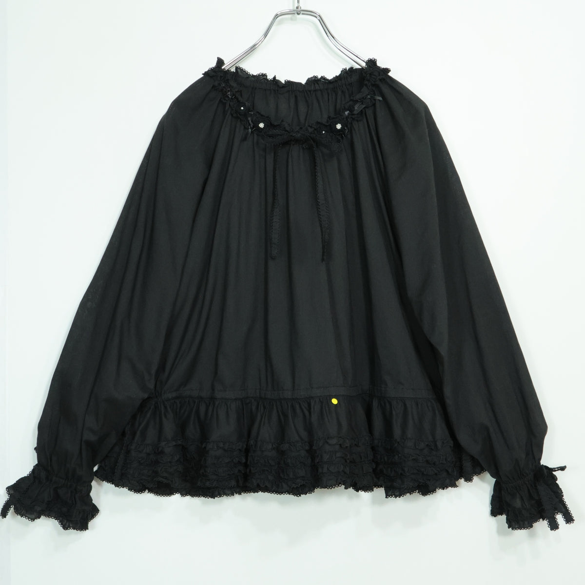 ピンクハウス★お花のモチーフ♪ふんわりローンブラウス 段々フリル&ミニリボン♪黒系 無地 z22908