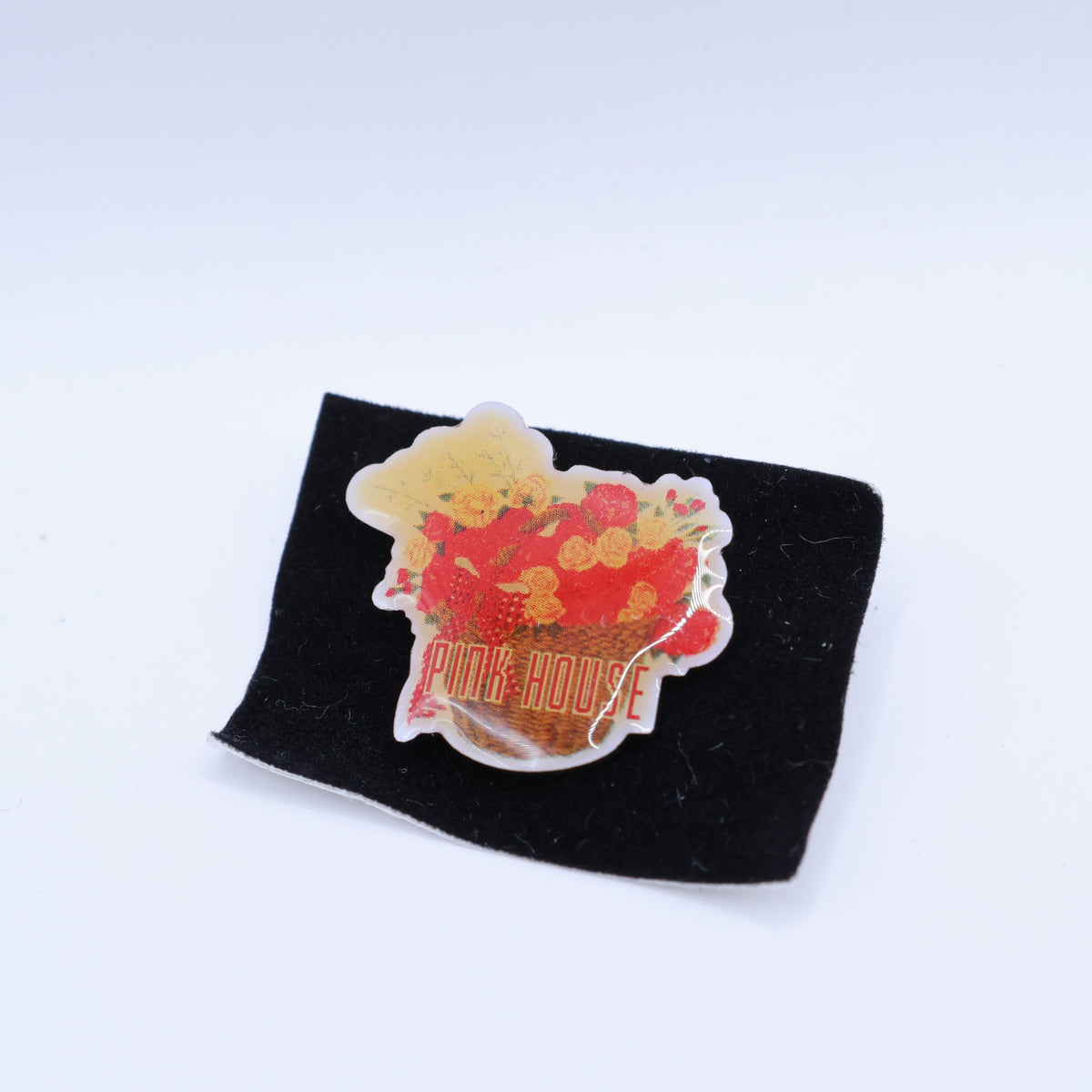ピンクハウス★アクリル製ピンバッジ♪薔薇ブーケ ブランドロゴ入り *so251
