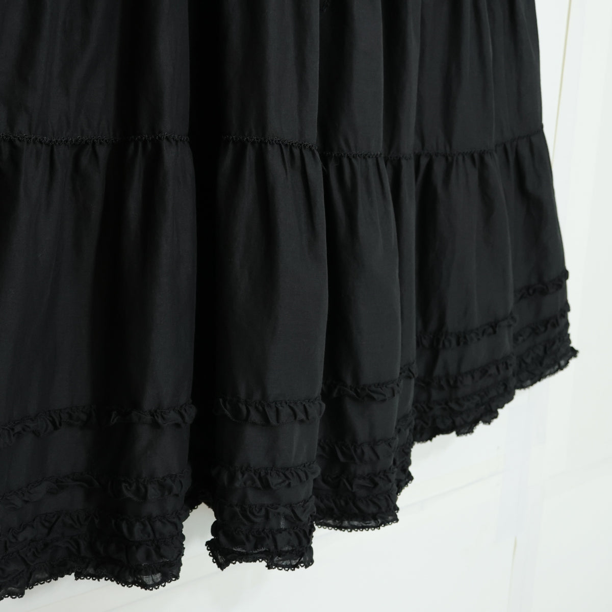 【美品】ピンクハウス★ふんわりフォルム♪華やかローンワンピース 黒系 裾段々&サテンリボン♪無地 z22172