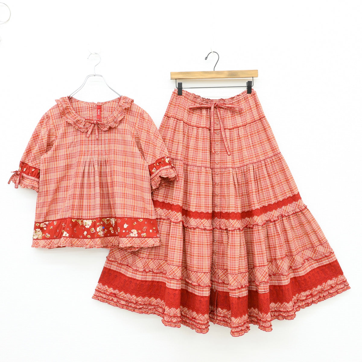 ピンクハウス★オリチェ&パッチワーク♪上下セット ふんわりブラウス&前開きスカート 赤系 レース&フリル♪薄手 z23467