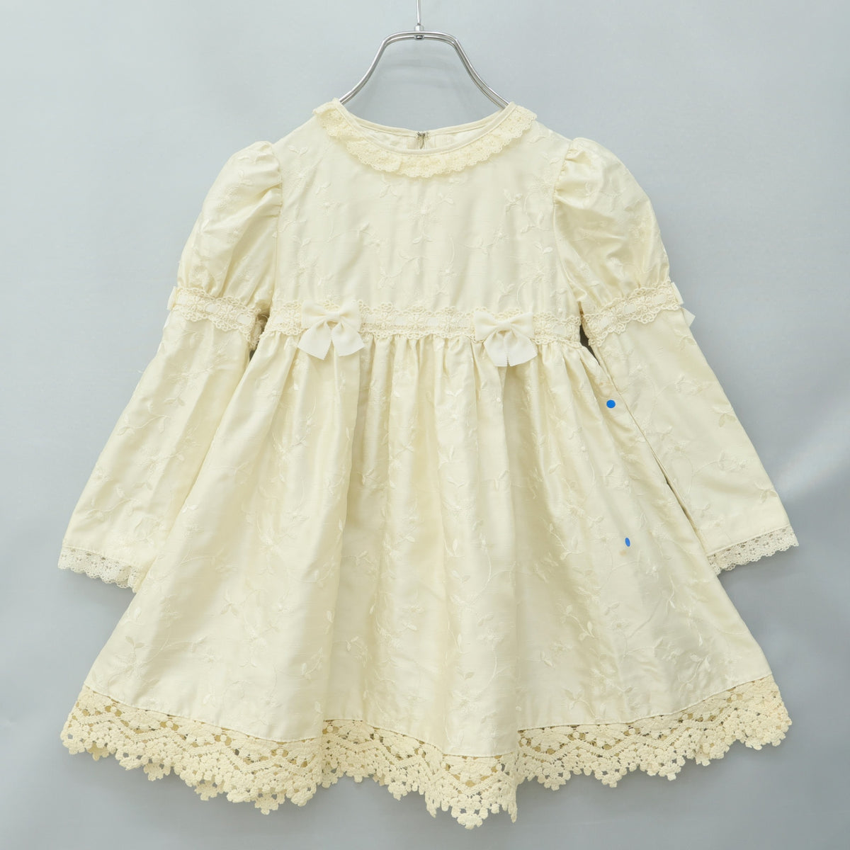 シャーリーテンプル★お姫さまドレス♪長袖ワンピース キッズサイズ110 シャンパンベージュ系 刺しゅう&リボン z23438