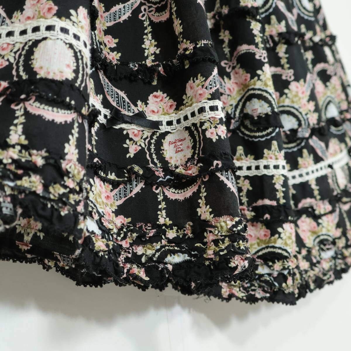 【美品】ピンクハウス★華やかなフラワーポットptが可愛い♪ふんわりティアードデザインスカート ボタン前開き 黒系 z21373
