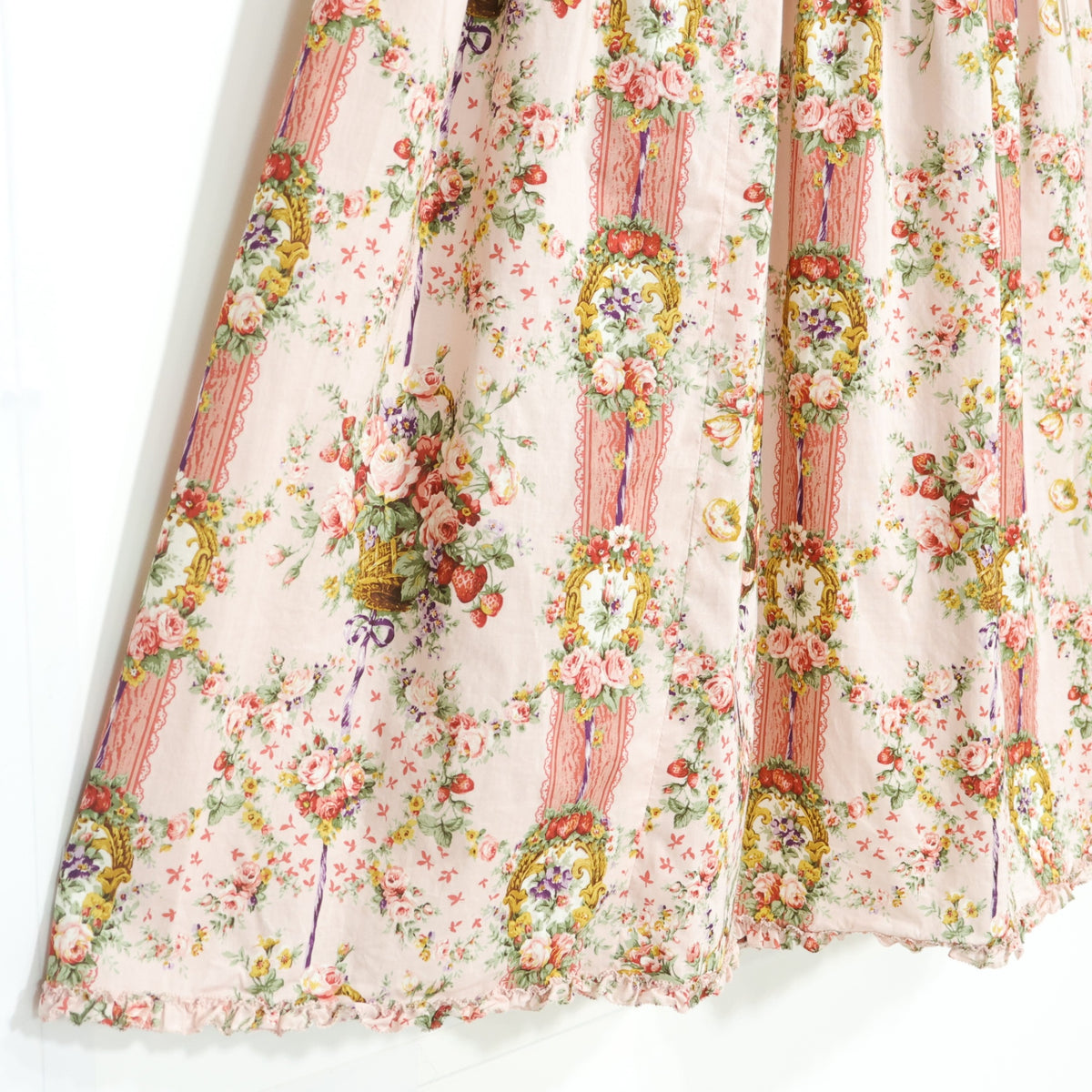 【極美品】ピンクハウス★壁紙模様pt♪ふんわりキャミワンピ ピンク系 薔薇&苺♪2025年 薄手 z22500