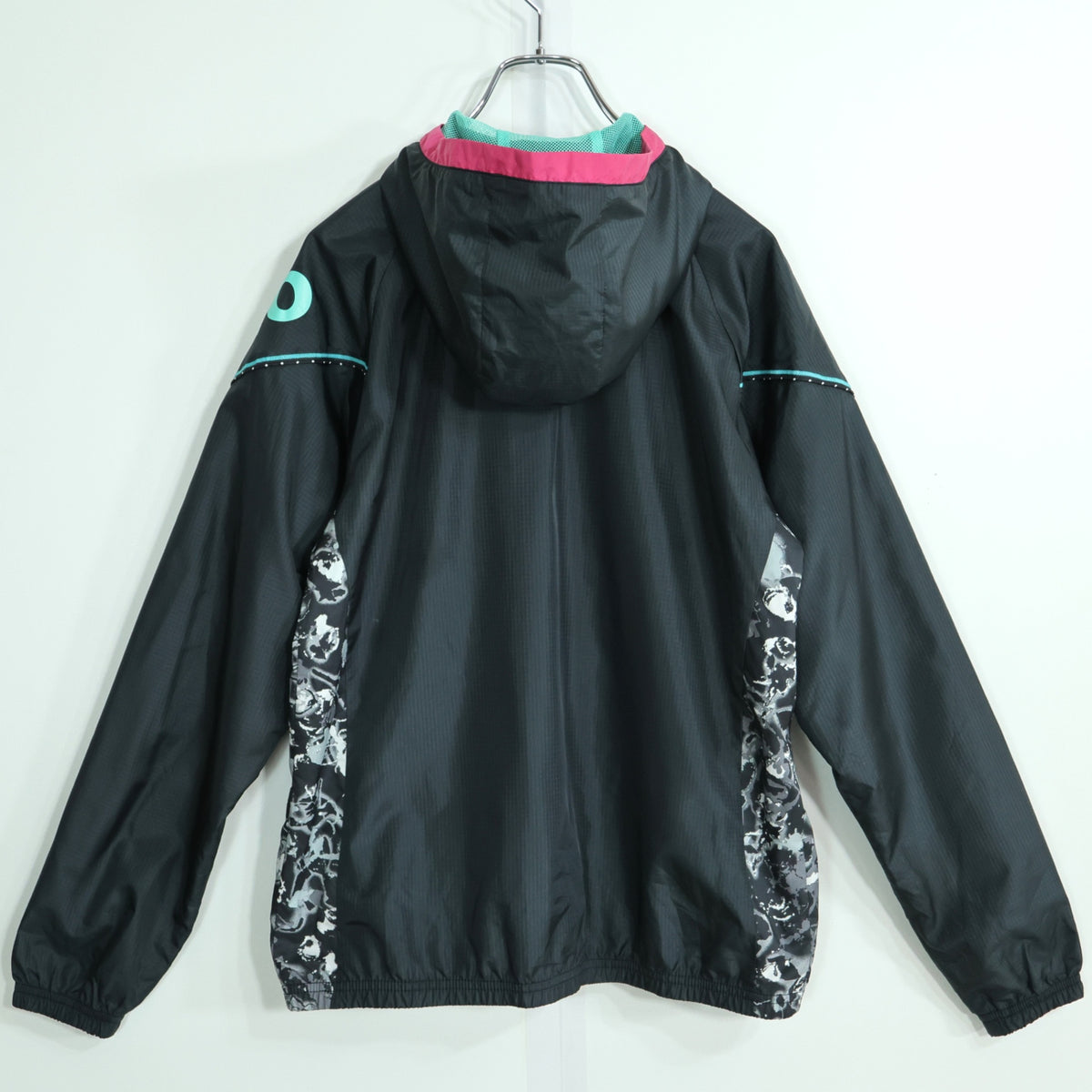 umbro アンブロ デサント★ジップアップジャケット フーディ 大きいサイズL 黒系 裏メッシュ 薄手 z22424