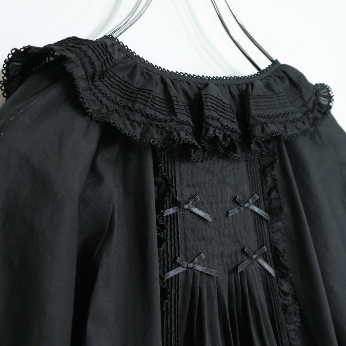 【美品】ピンクハウス★お花のモチーフ♪ふんわりローンブラウス 黒系 前開き サテンリボンも♪無地 z22169