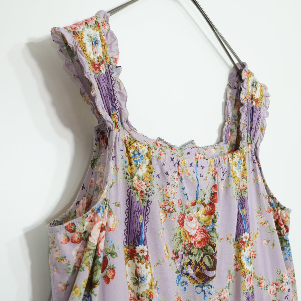 【極美品】ピンクハウス★壁紙模様pt♪キャミワンピ パープル系 薔薇&苺♪ふんわり♪2025年 薄手 z22499