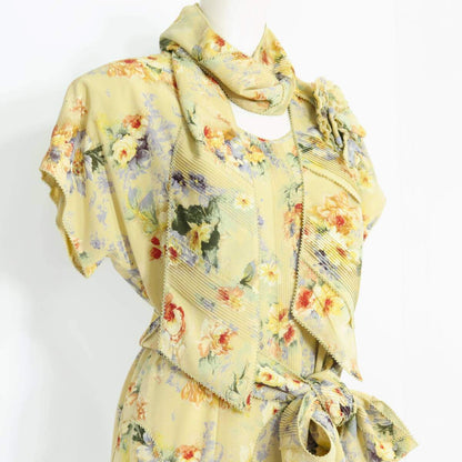 【美品】カネコイサオ★お花コサージュ付き♪花柄半袖ワンピース イエロー系 幅広リボン付♪薄手 z20626