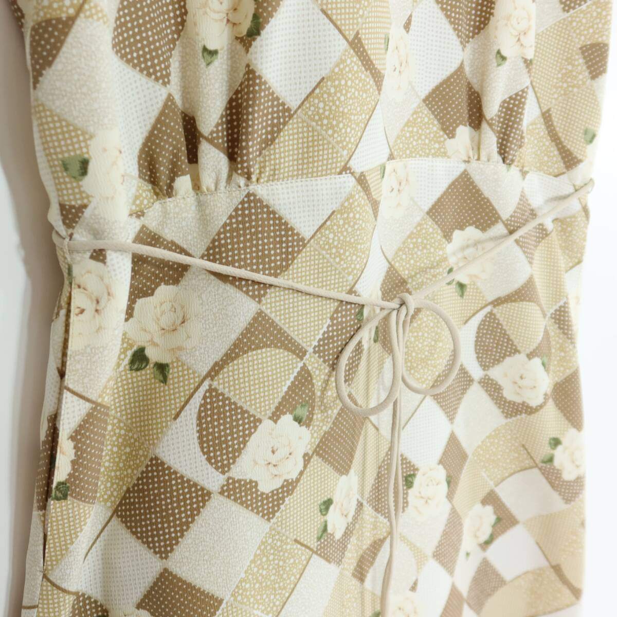 【美品】インゲボルグ★上品！カメリア&チェックpt♪半袖ワンピース サイズM ベージュ系 ブローチ付♪残布有 ＊ z20046