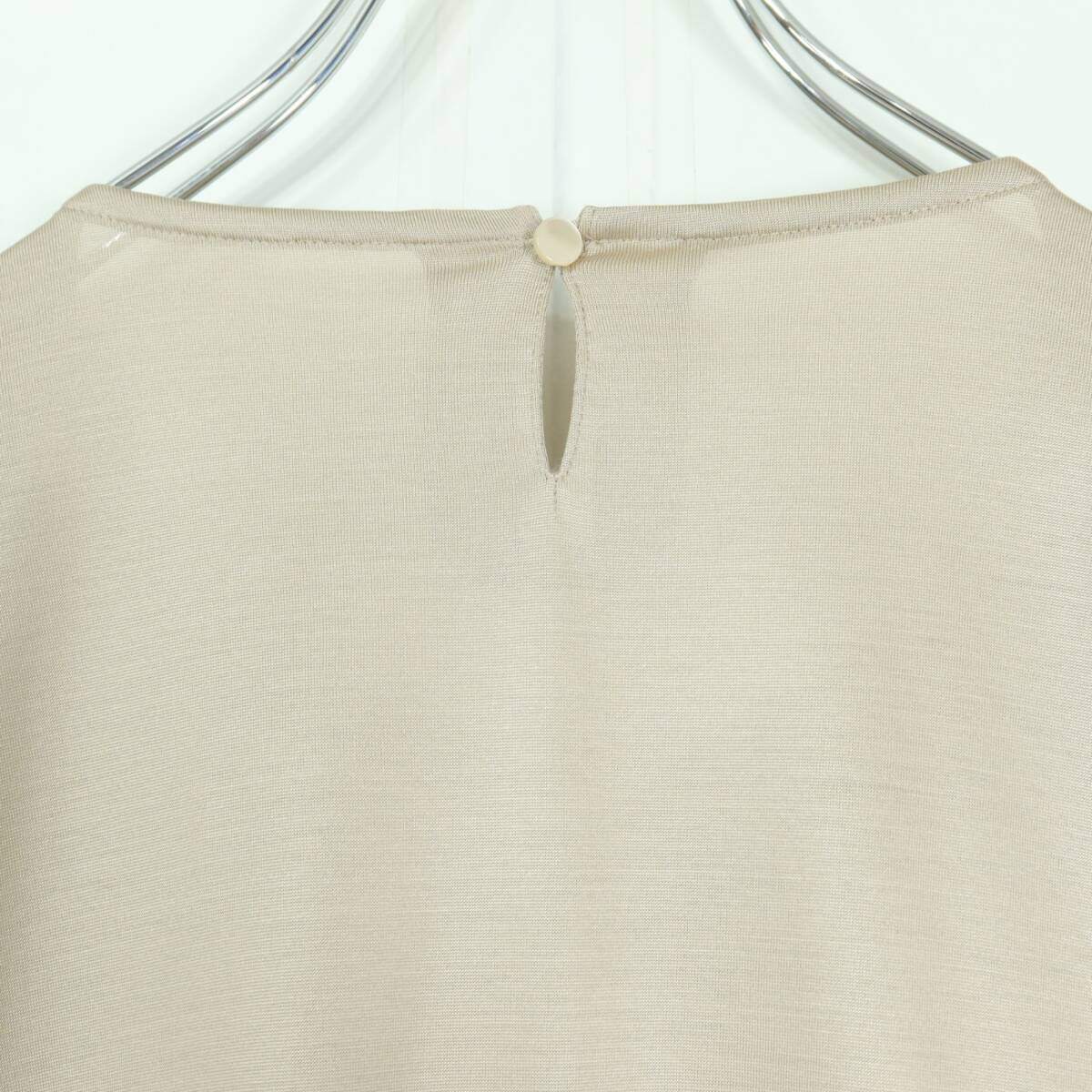 【タグ付極美品】レリアン★高級感！パールとビジューが素敵♪カットソー シルク100♪トップス ベージュ系 z20165