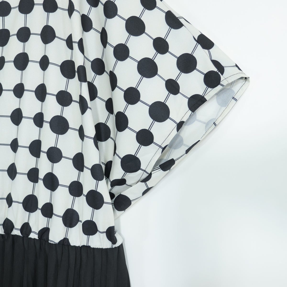 【美品】SHEIN CURVE★フレンチ袖ワンピース 大きいサイズ4XL 黒系 Vネック プリーツ 薄手 z22863