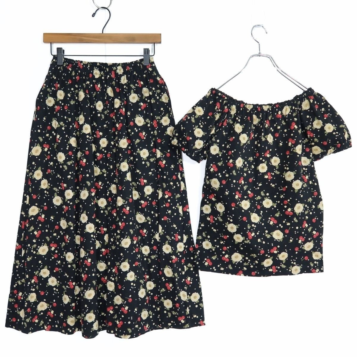 【美品】ピンクハウス★舞い散るチェリーとお花pt♪ 半袖カットソー&ギャザースカート 上下2点 黒系 ＊ z20203