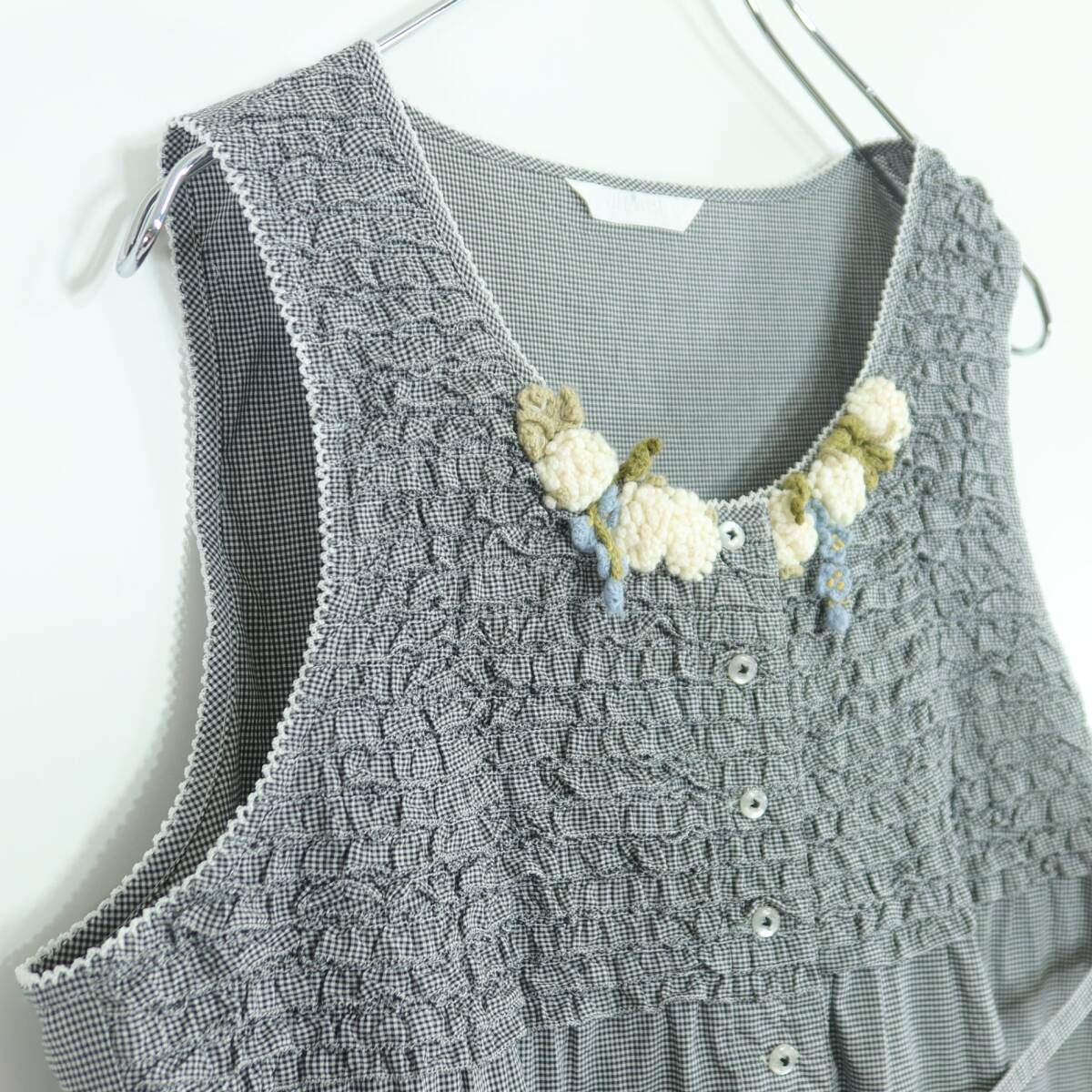 【美品】ピンクハウス★ギンガムチェック×フリル使い♪お花モチーフ ノースリーブ ミニワンピ チュニックブラウス 黒系 z19680