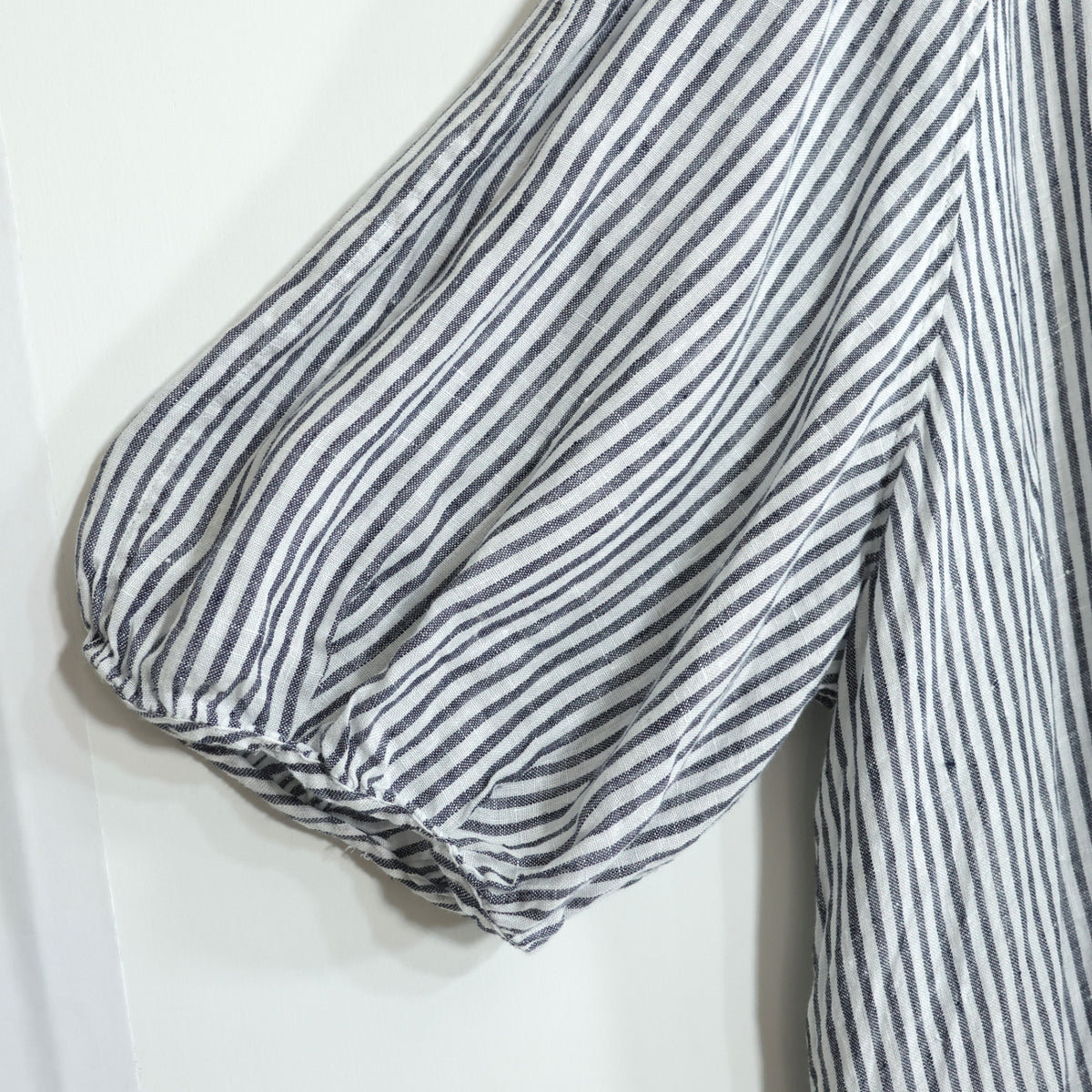 【美品】23区★麻100％♪半袖オーバーブラウス シャツ 大きいサイズ44 白×グレー系 ストライプ柄 薄手 z22955