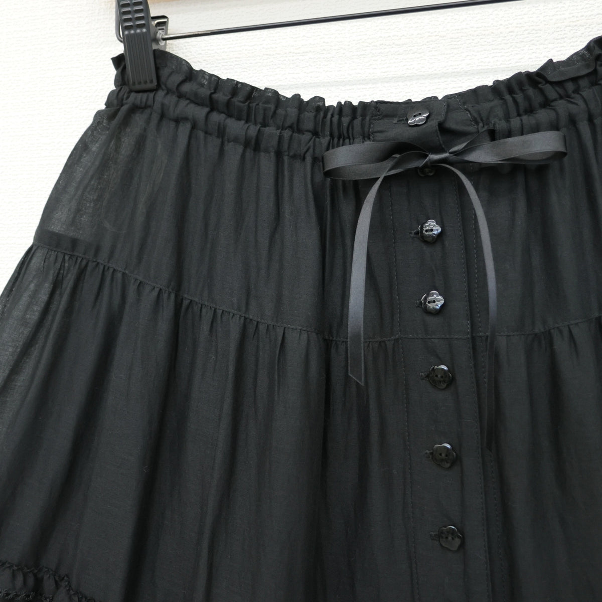 【極美品】ピンクハウス★ドイリーレース♪かぶせ段々のローンギャザースカート 黒系 前開き はしごレース&リボン♪薄手 z23542