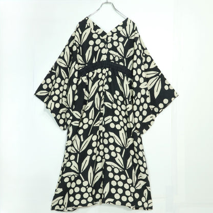 【美品】ソウソウ SOUSOU★麻 ゆかたみたて ワンピース 南天竹 大きいサイズL 黒系 花柄 z22893
