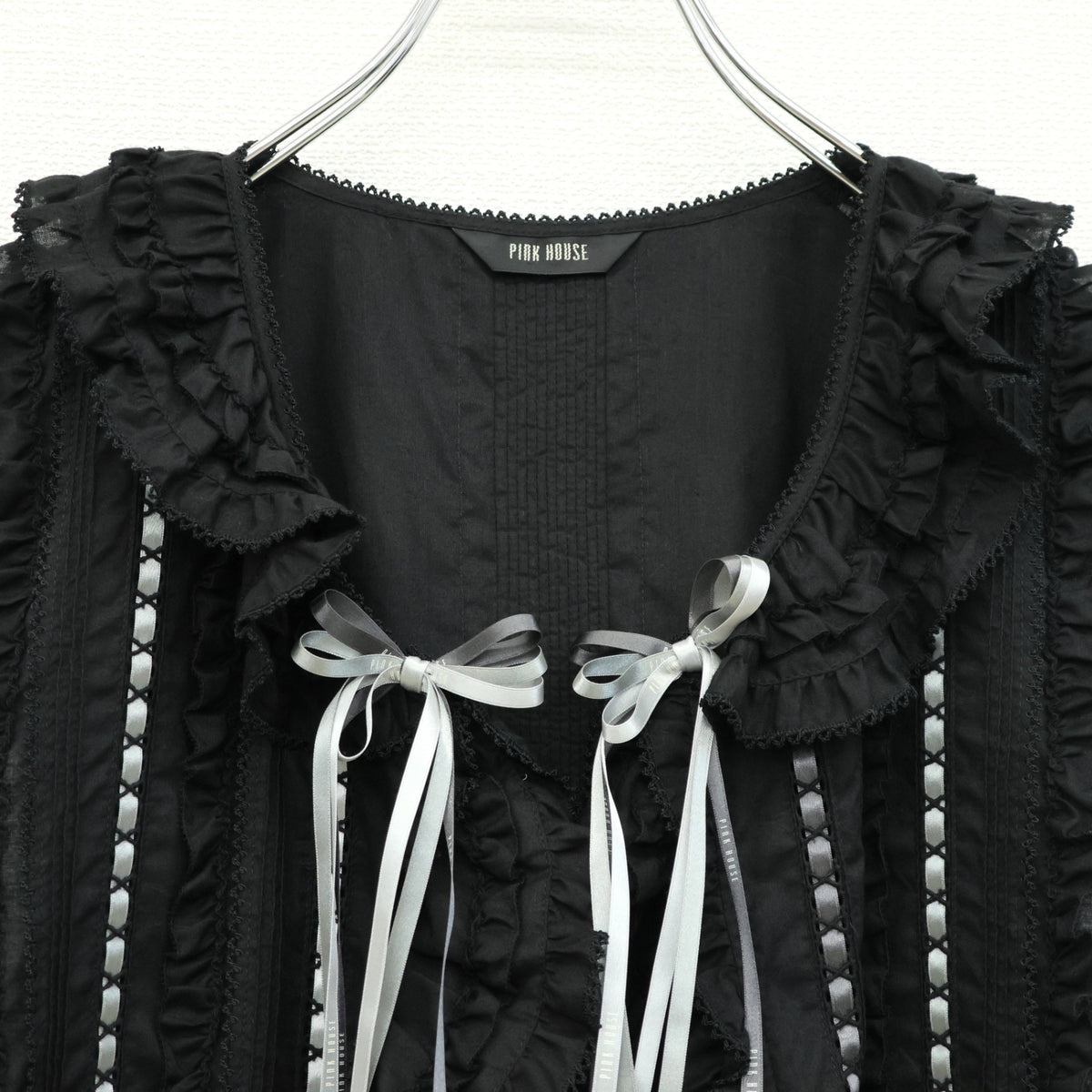 【美品】ピンクハウス★配色リボンデコレーション♪ローンブラウス 黒系 前開き 2024年製 z23561