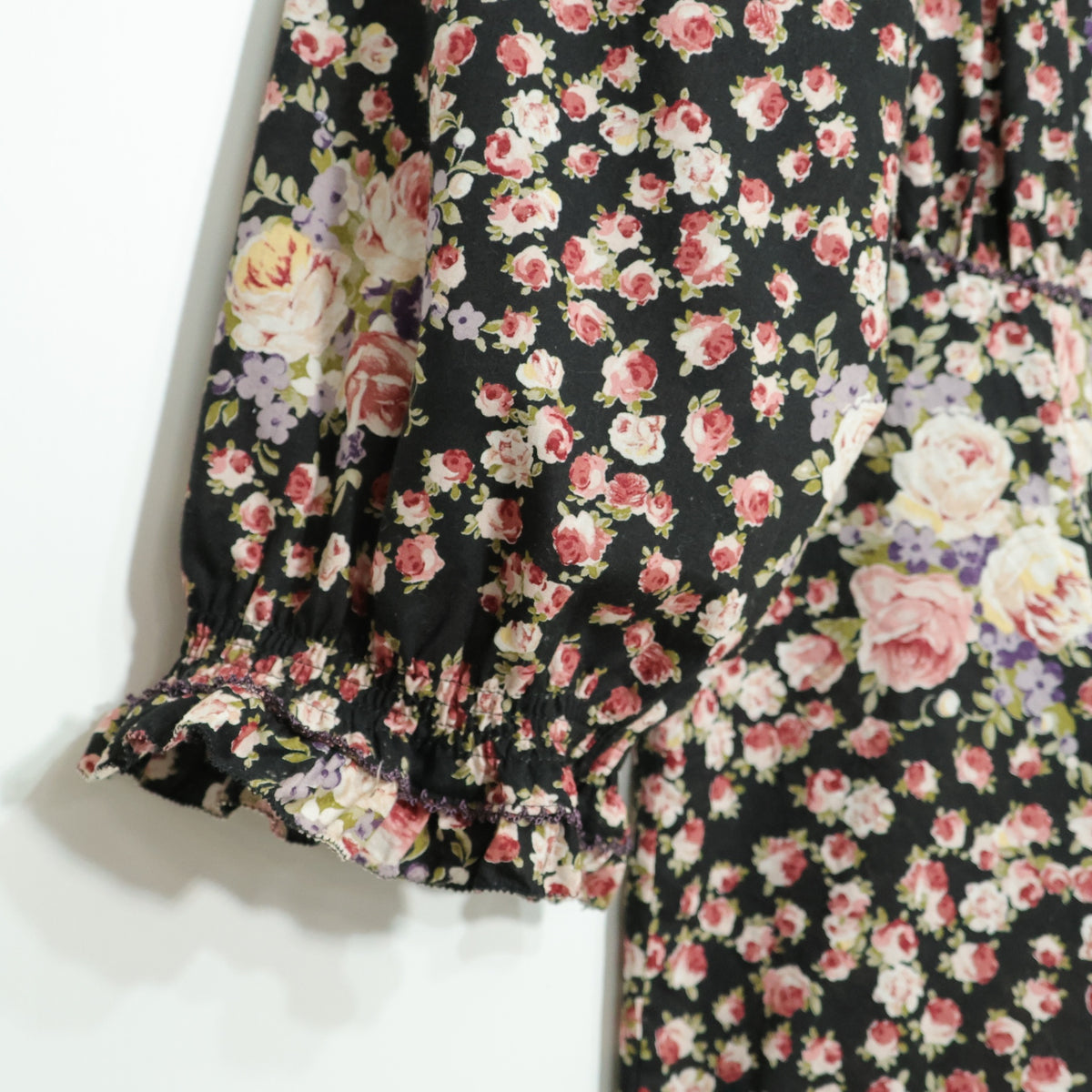 【美品】ピンクハウス★薔薇pt♪ふんわりローンブラウス 五分袖 黒系 フリル♪z22917