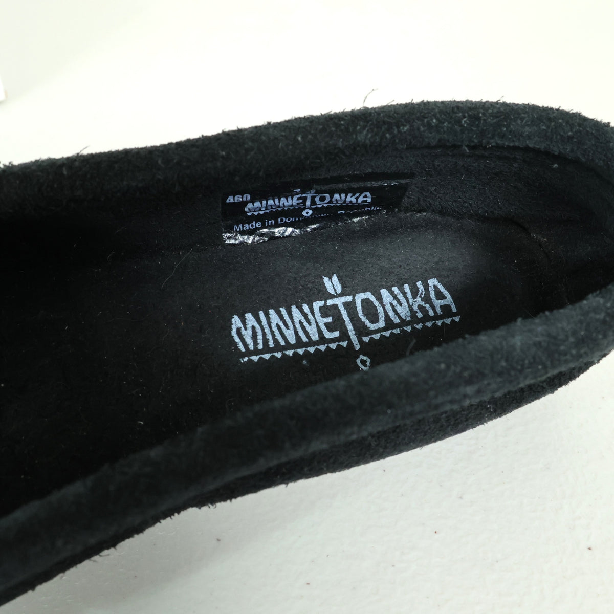 MINNETONKA★スエードモカシン 羽 ビーズ リボン サイズ7 24.0cm 黒系 sh244