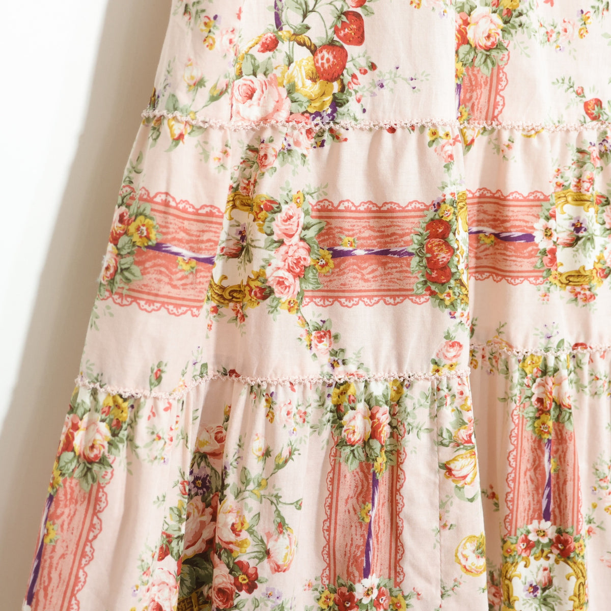 【極美品】ピンクハウス★壁紙模様pt♪ふんわりキャミワンピ ピンク系 薔薇&苺♪2025年 薄手 z22500