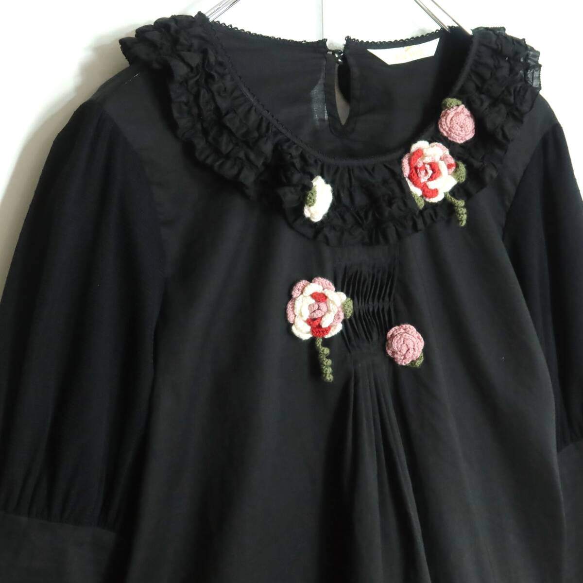【美品】ピンクハウス★可愛いお花のモチーフが印象的！ドットチュールレース使い♪ブラウス 黒系 段々フリルも♪*z19271