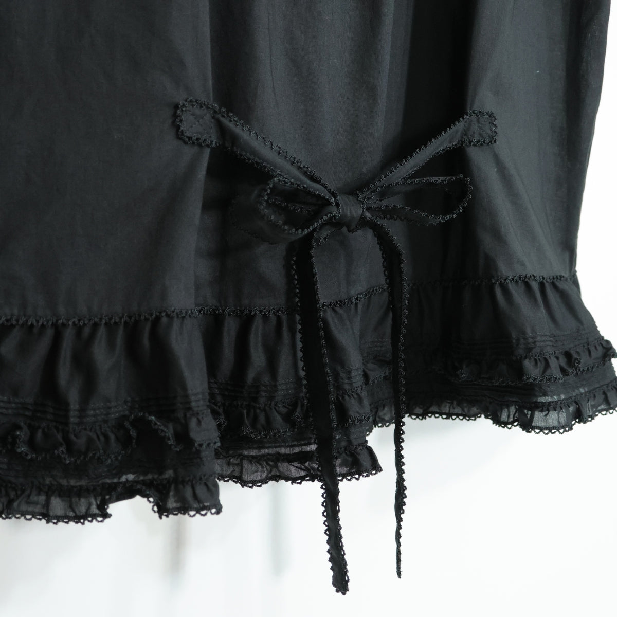 【美品】ピンクハウス★リボンいっぱい♪ノースリーブローンブラウス 黒系 前開き 薄手 無地 z22186