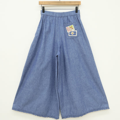 ピンクハウス★フリル使いワイドパンツ サイズM ブルー系 ひなぎくワッペン&ボタン飾り♪無地 z23194