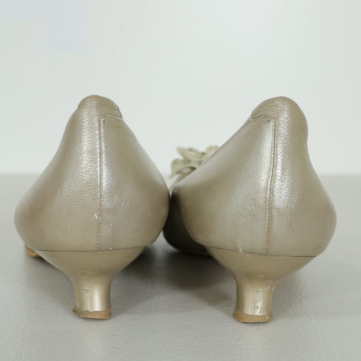 卑弥呼★大人上品♪ 煌めくフラワーモチーフ付き フラットシューズ 大きいサイズ26.5 ゴールド系 sh190