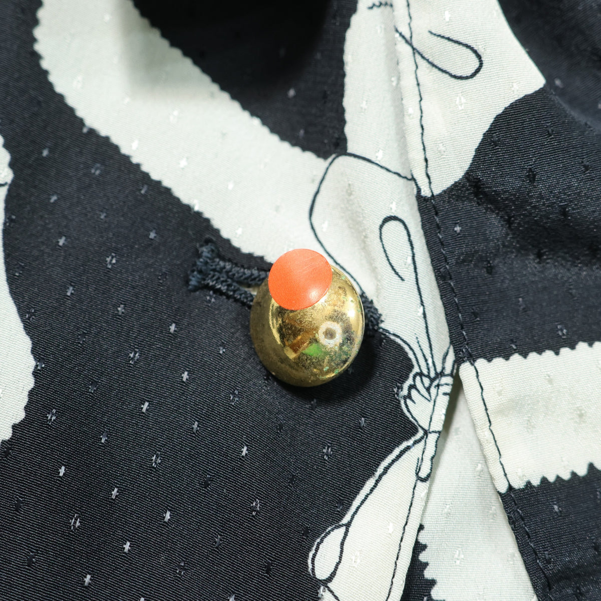 インゲボルグ★エレガントな煌めき♪ リボン柄ノースリーブブラウス 優しく煌めくドット刺繍 ボタン開閉 黒系 z22264