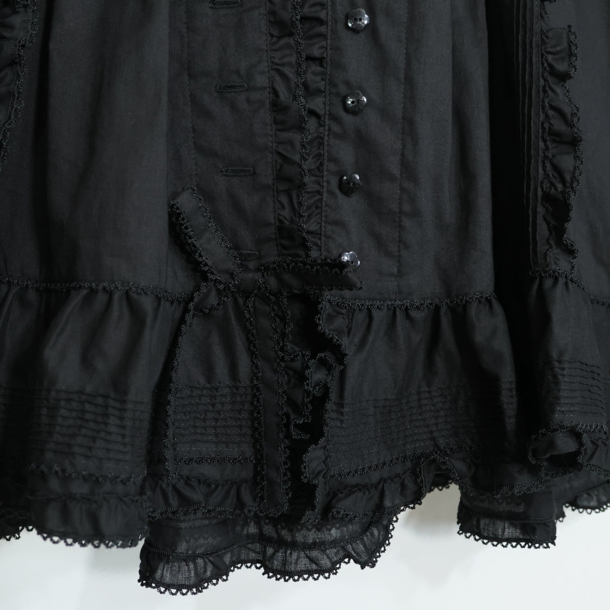 【美品】ピンクハウス★お花のモチーフ♪ふんわりローンブラウス 黒系 前開き サテンリボンも♪無地 z22169