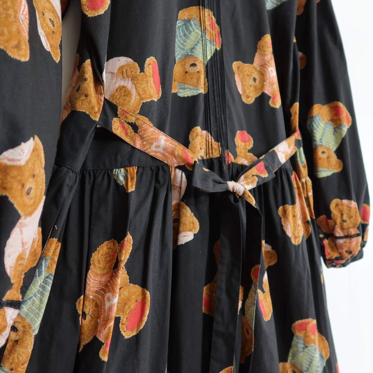【美品】ピンクハウス★可愛い！セーターくまpt♪フード付きワンピース 黒系 前開き リボン&はしごレース♪薄手 z19593