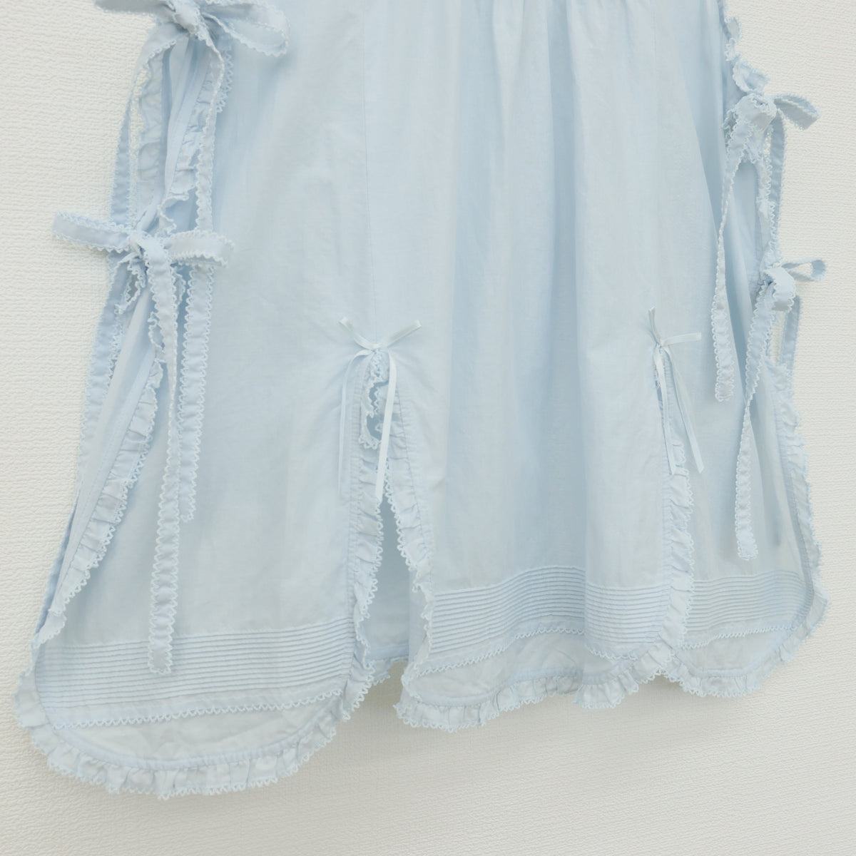 【美品】ピンクハウス★マーガレット&ロゴ刺繍♪ローンタブリエ エプロン サックス系 2026年 z23389