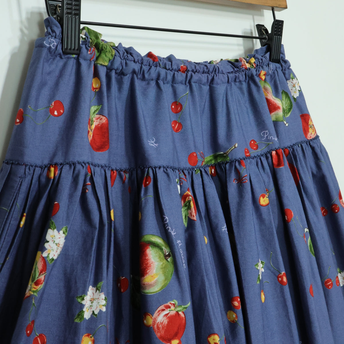 【極美品】ピンクハウス★2024年 フルーツプリントギャザースカート ネイビー系 前開き チェリー&ラフランス♪薄手 z22905