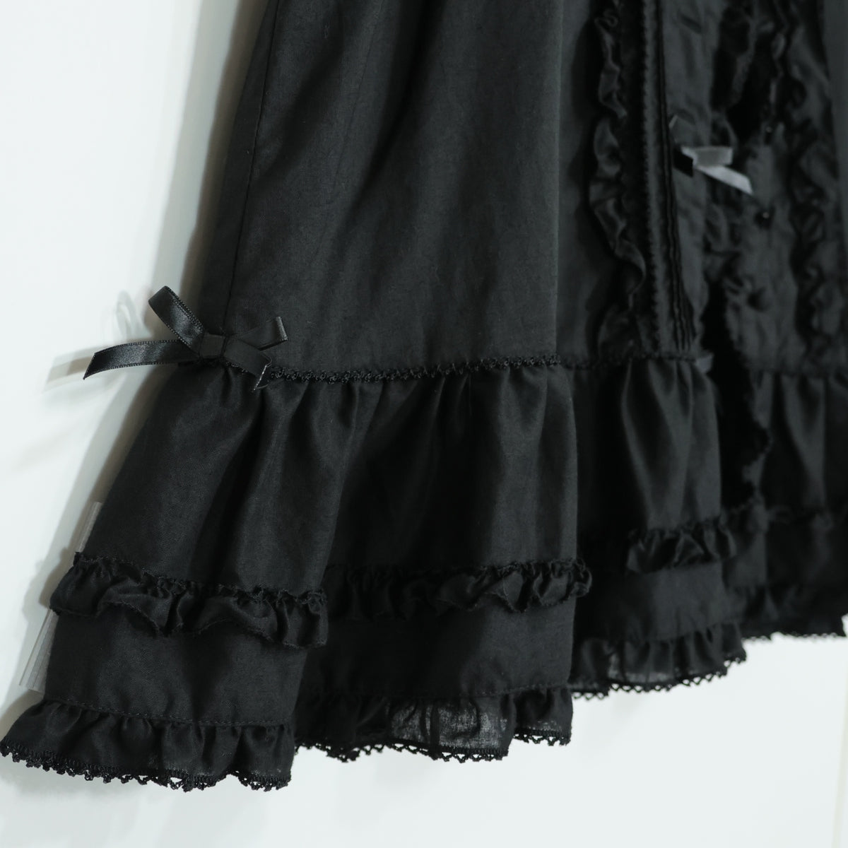 【美品】ピンクハウス★サテンリボンいっぱい♪ノースリーブローンブラウス 黒系 前開き 2023年製！薄手 z22173