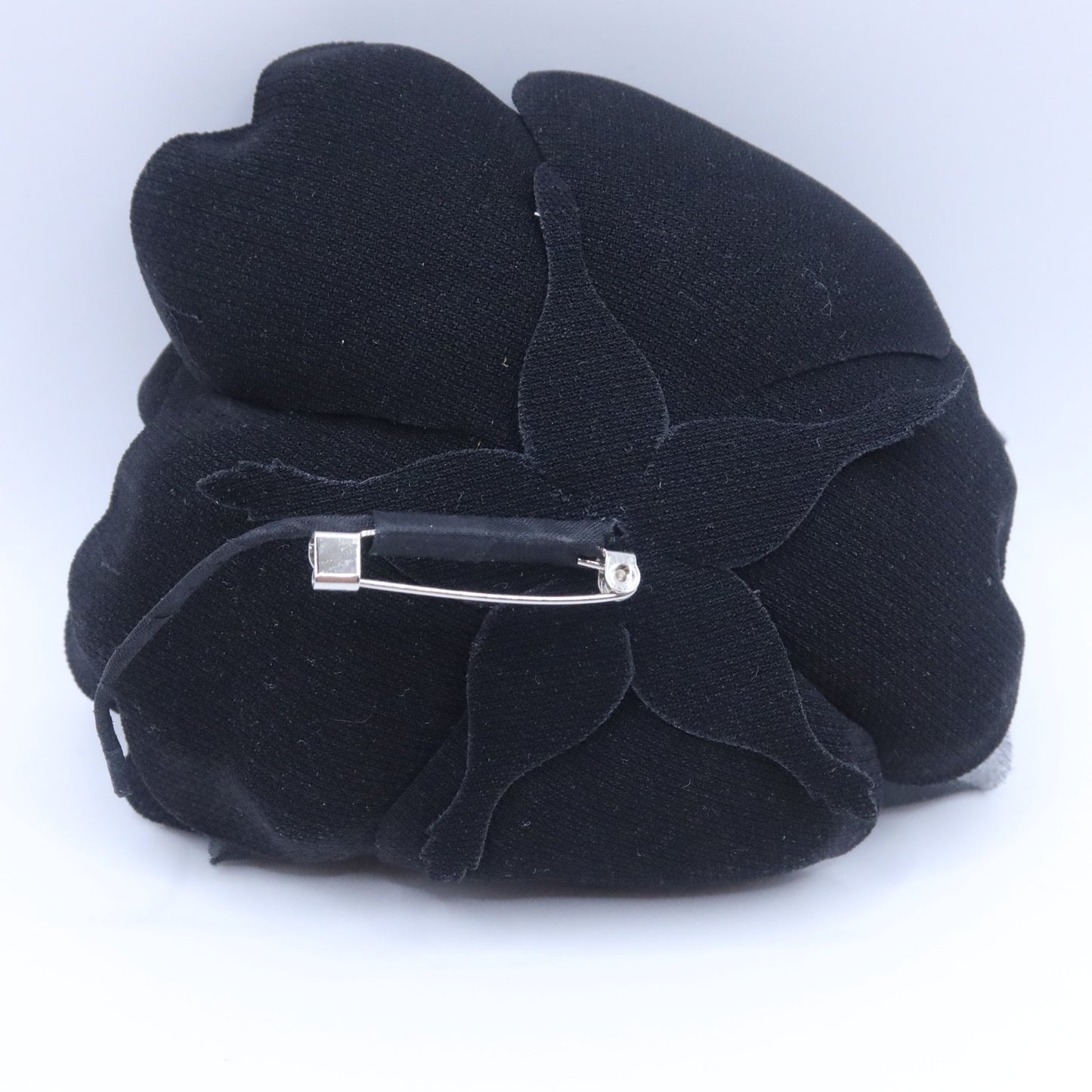 【美品】シックな黒カメリア チュールの花びら コサージュ ブラック系　＊ko108