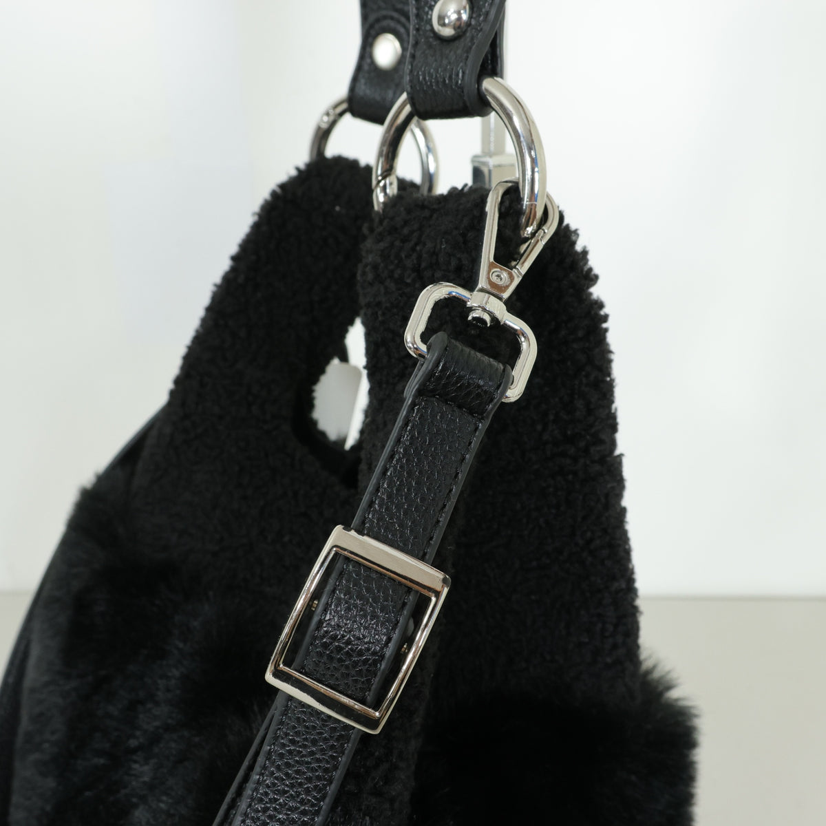 【美品】インゲボルグ★フェイクファー×ボア切替 2WAYショルダーバッグ ハンドバッグ 黒系 ba261