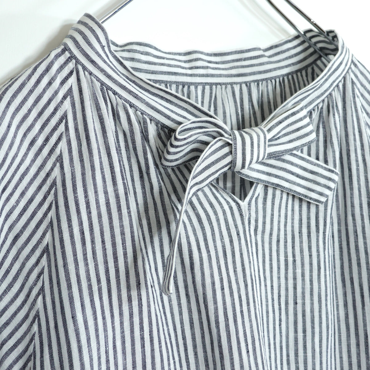 【美品】23区★麻100％♪半袖オーバーブラウス シャツ 大きいサイズ44 白×グレー系 ストライプ柄 薄手 z22955