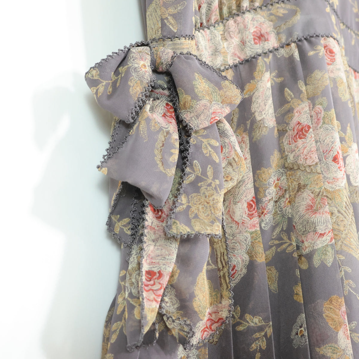カネコイサオ★花柄シフォンのプリーツワンピース 薄紫系 薄手 z22397