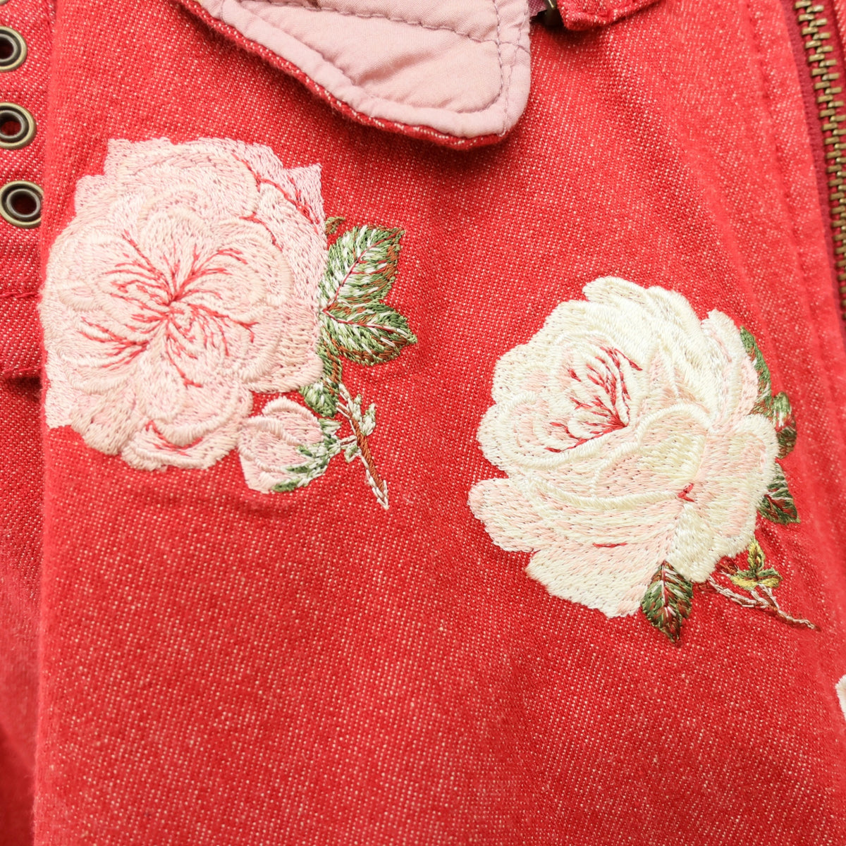 ピンクハウス★豪華な薔薇刺しゅう♪ゼッケンデザイン 中綿 フード付き デニムブルゾン 赤系 z23509