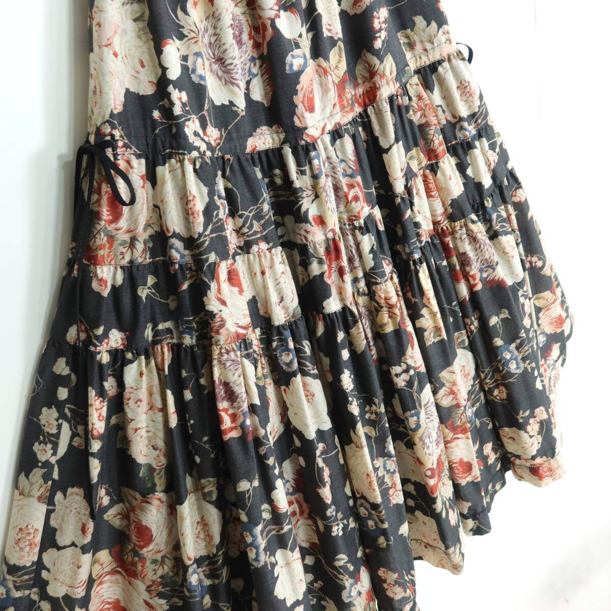【美品】インゲボルグ★上品！花柄ティアードスカート ロング丈 チャコール系 無地 ギャザーたっぷり♪薄手 z19452