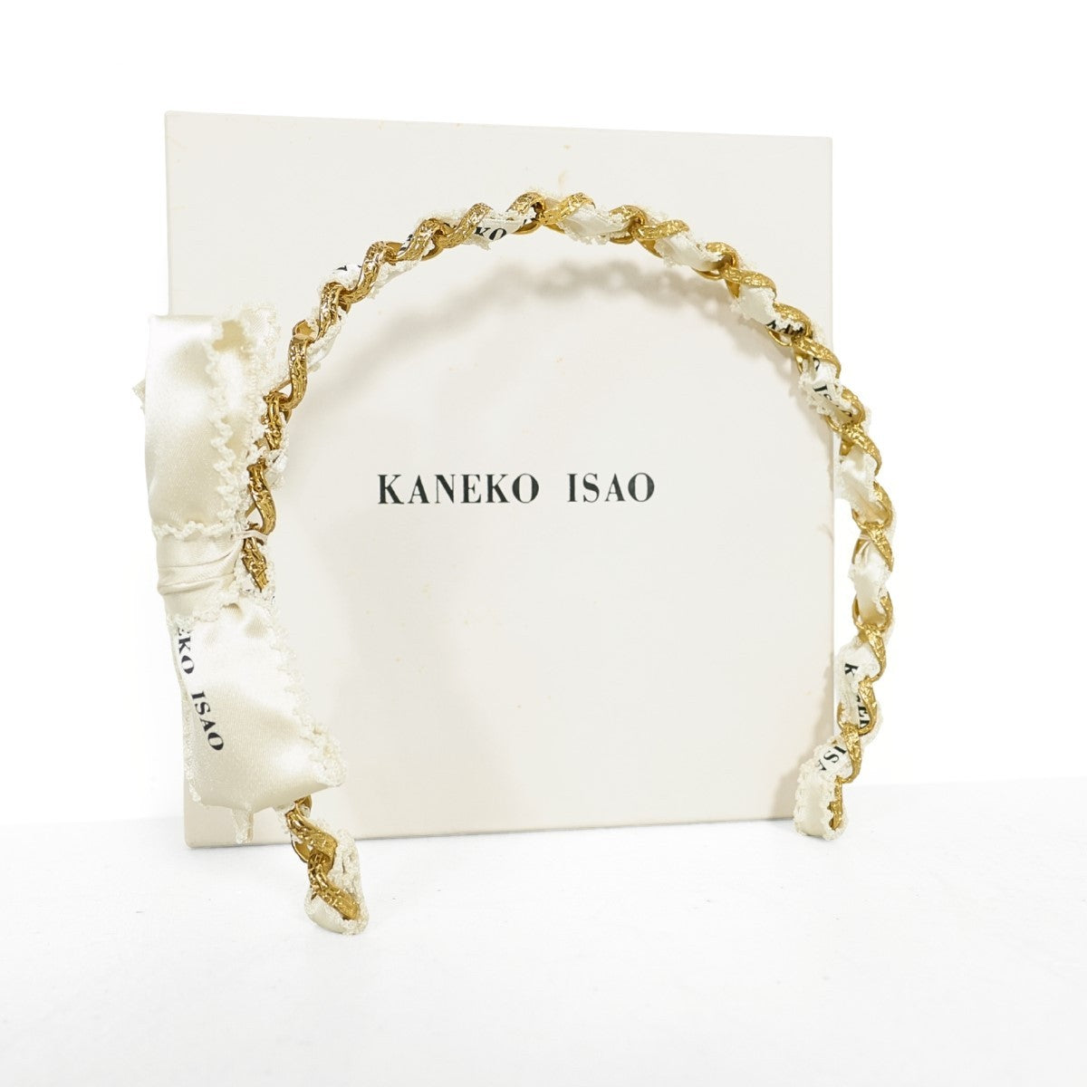 KANEKO ISAO★ロゴリボン カチューシャ 箱付き 編み込みリボン ピコフリル ゴールド系 so458