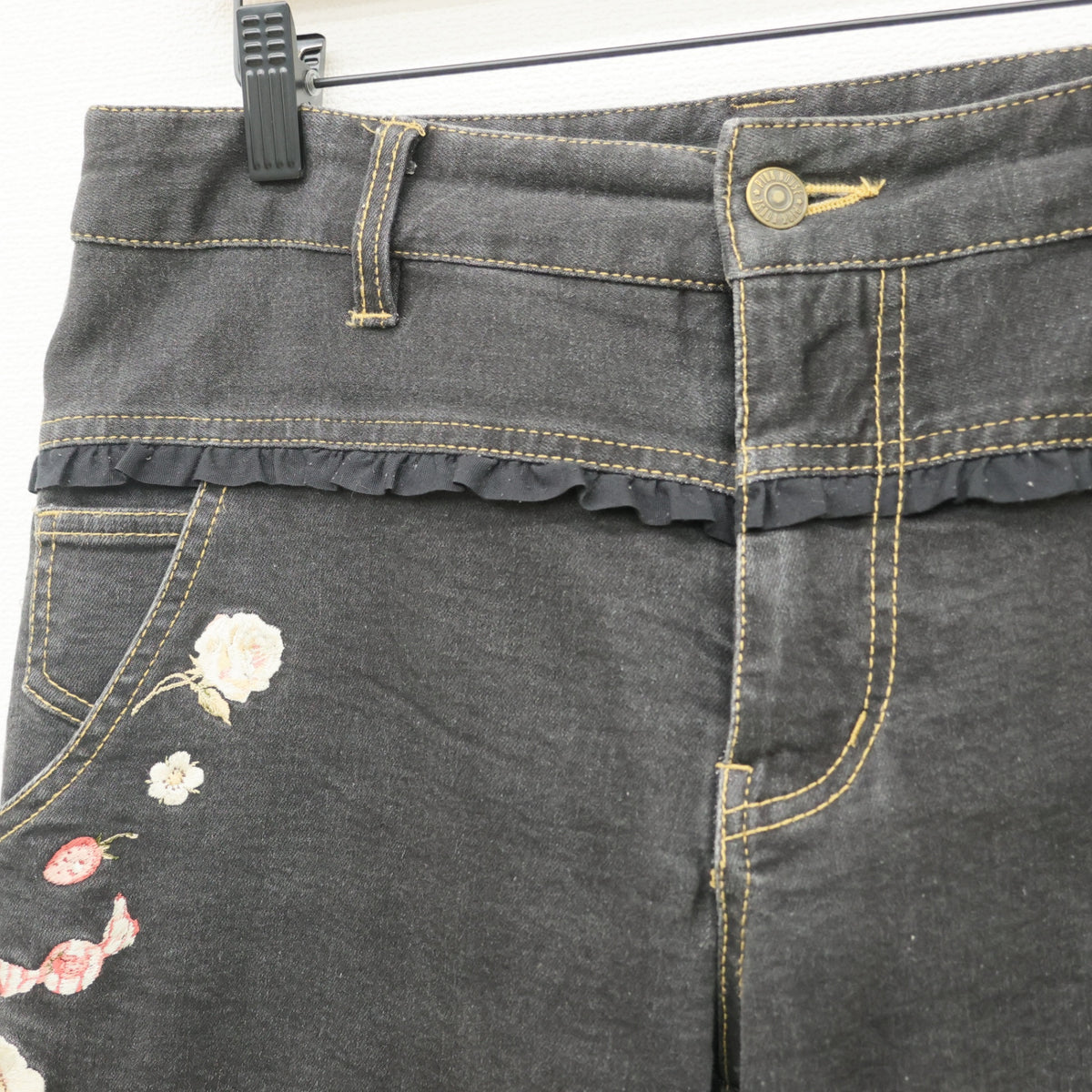 ピンクハウス★薔薇＆苺刺しゅう♪裾段々フリルのデニムパンツ クロップドも◎ 大きいサイズL 黒系 z23288