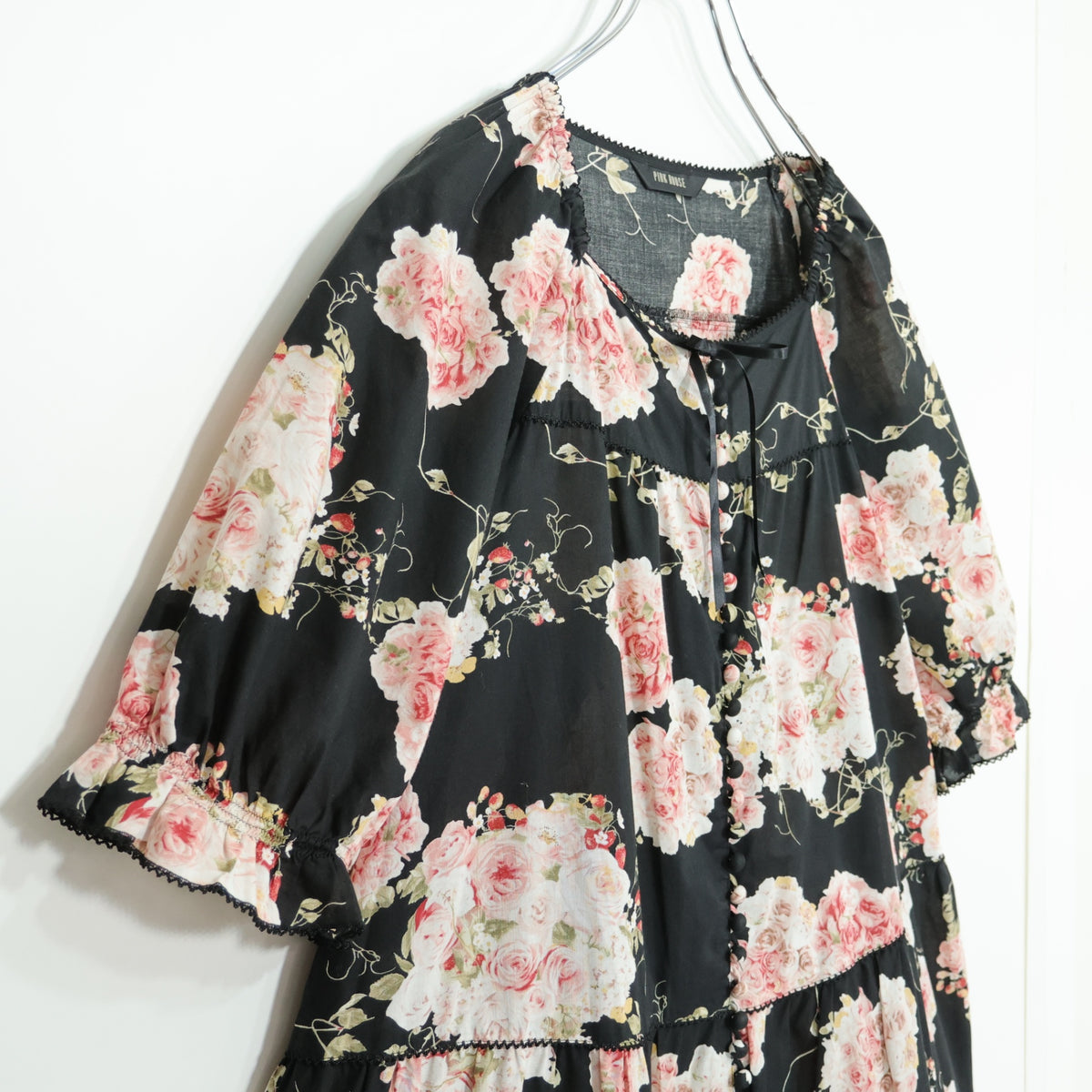【美品】ピンクハウス★イチゴ&薔薇pt♪半袖ローンワンピース ミニ丈 黒系 前開き サテンリボン♪薄手 z22032