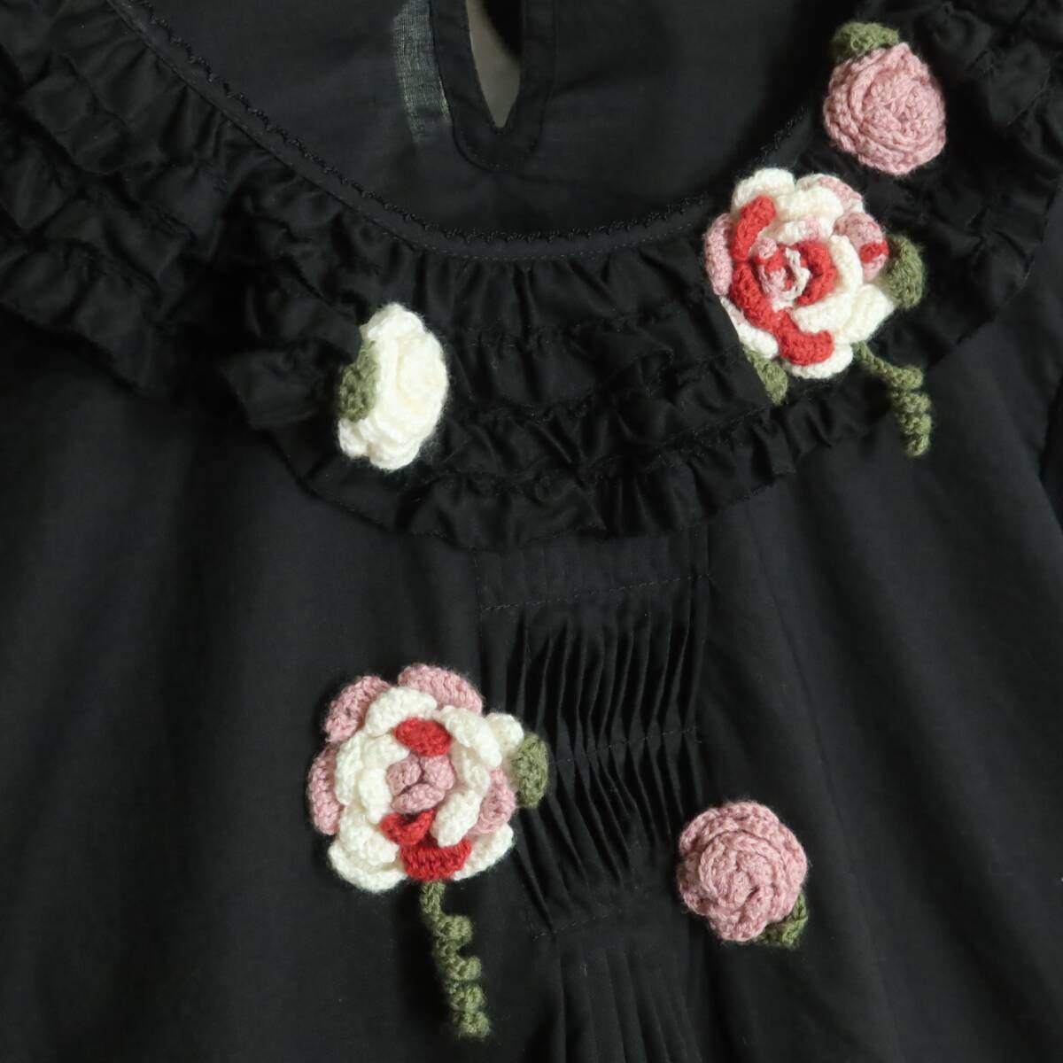 【美品】ピンクハウス★可愛いお花のモチーフが印象的！ドットチュールレース使い♪ブラウス 黒系 段々フリルも♪*z19271