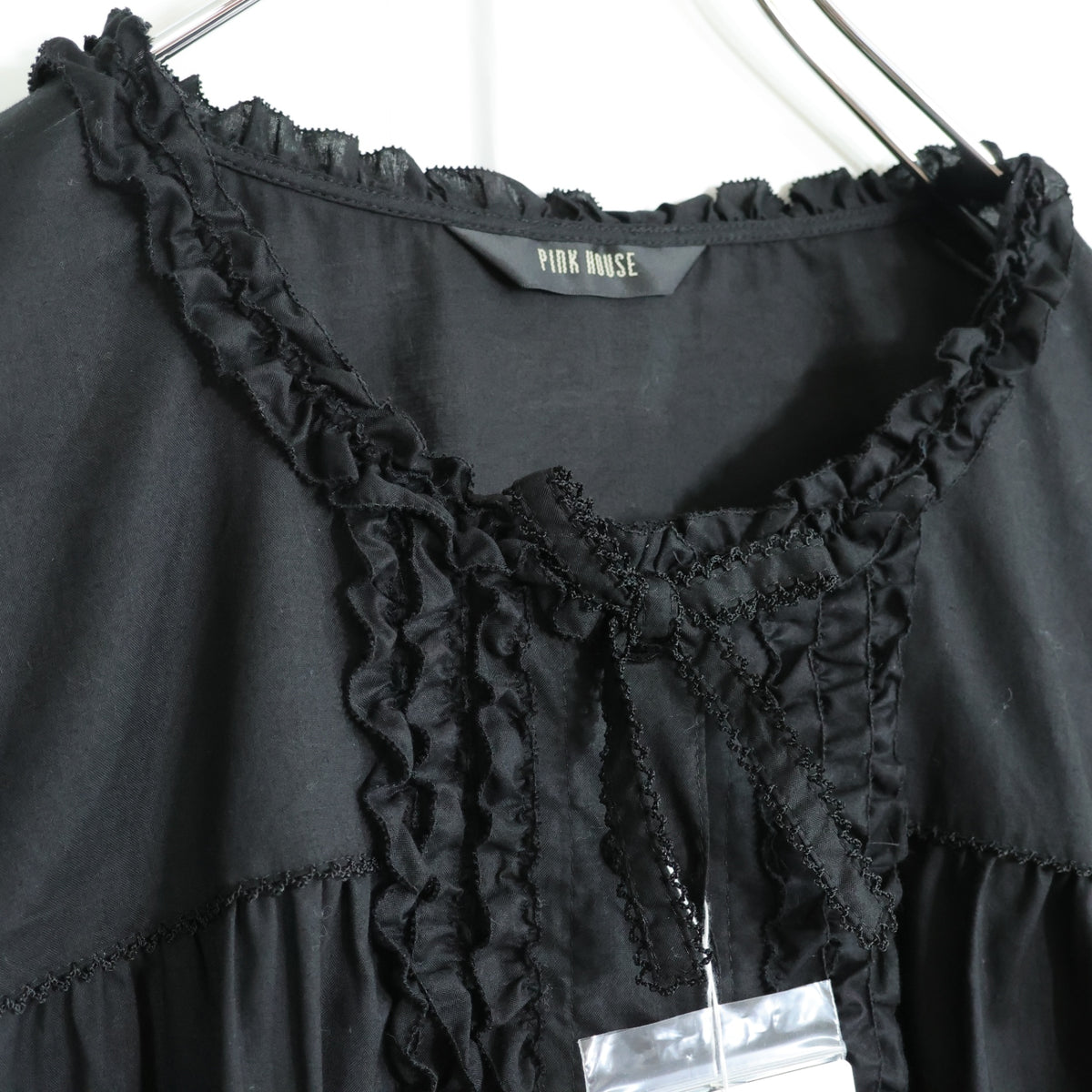 【極美品・紙タグ有】ピンクハウス★フリル使い♪ふんわりローンブラウス リボン 大きいサイズL 黒系 前開き 残布有 無地  z21850