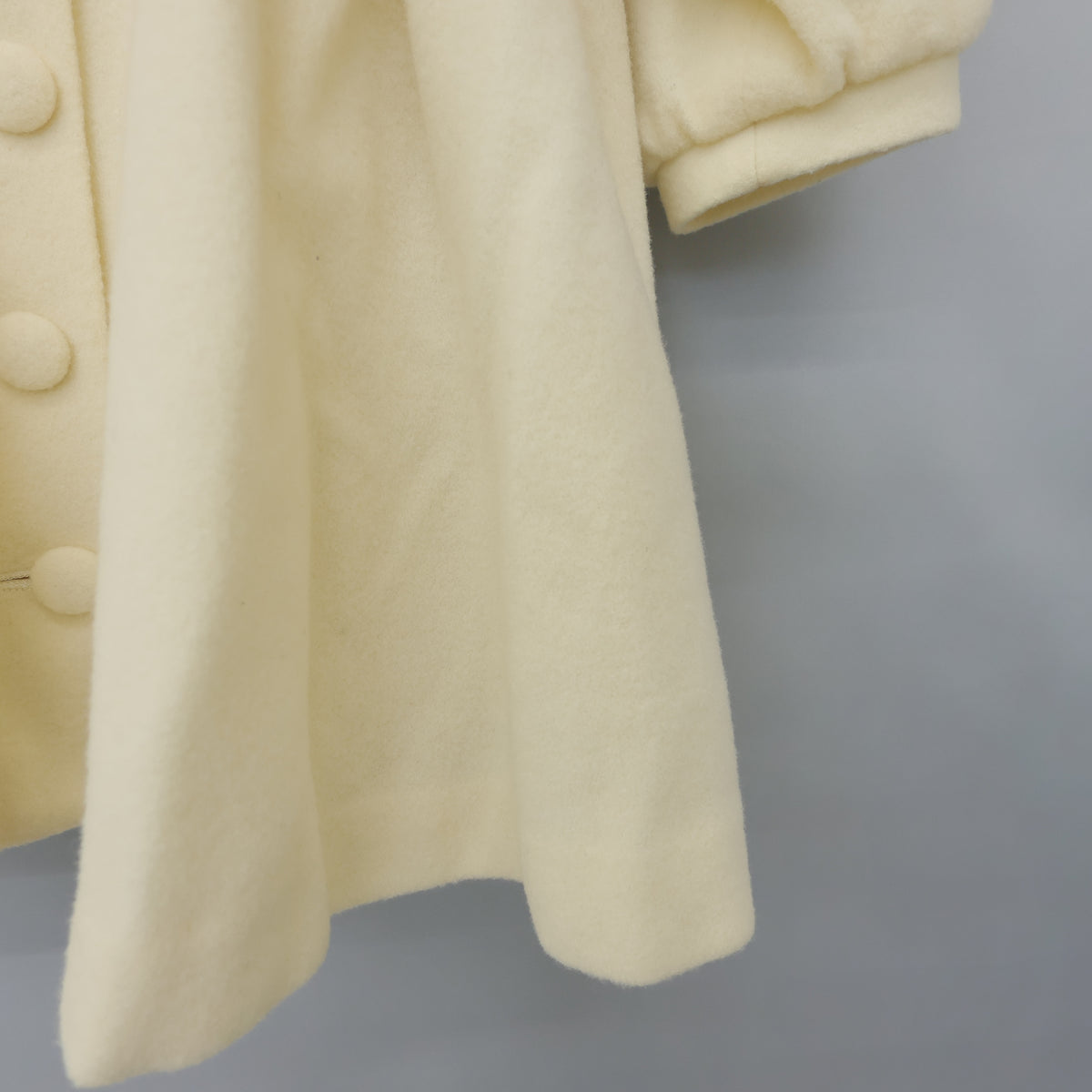 メゾピアノ★ウエストのバラモチーフと後ろリボンが可愛い♪ Aライン 長袖コート キッズサイズ110 アイボリー系 z23377