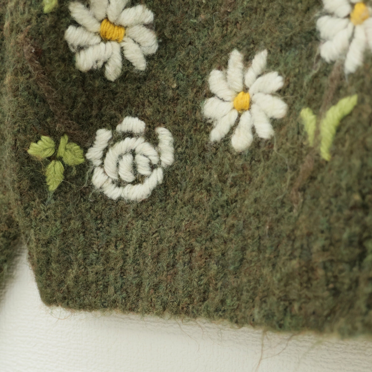 ピンクハウス★ひなぎく刺繍が可愛い♪ニットカーディガン カーキグリーン系 前開き 厚手 z23453