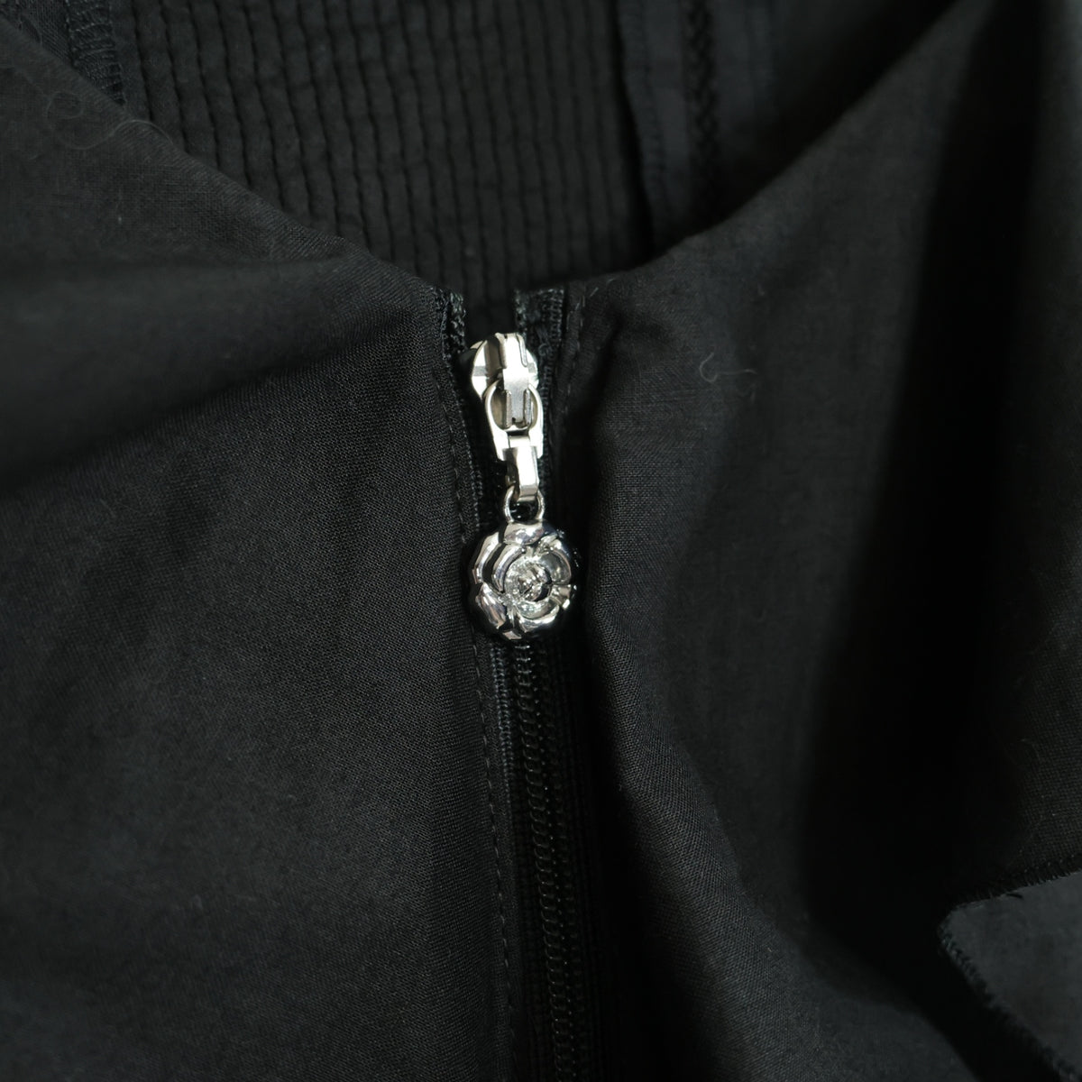 【美品】インゲボルグ★たっぷりフリル♪綿ローンジャケット ジップアップ 黒系 無地 前開き z23118