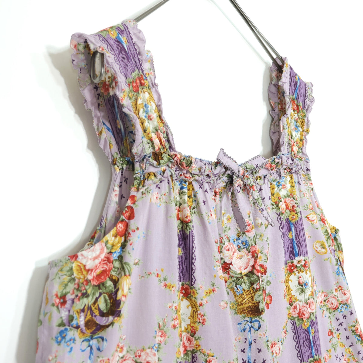 【極美品】ピンクハウス★壁紙模様pt♪キャミワンピ パープル系 薔薇&苺♪ふんわり♪2025年 薄手 z22499