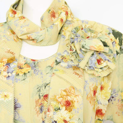 【美品】カネコイサオ★お花コサージュ付き♪花柄半袖ワンピース イエロー系 幅広リボン付♪薄手 z20626