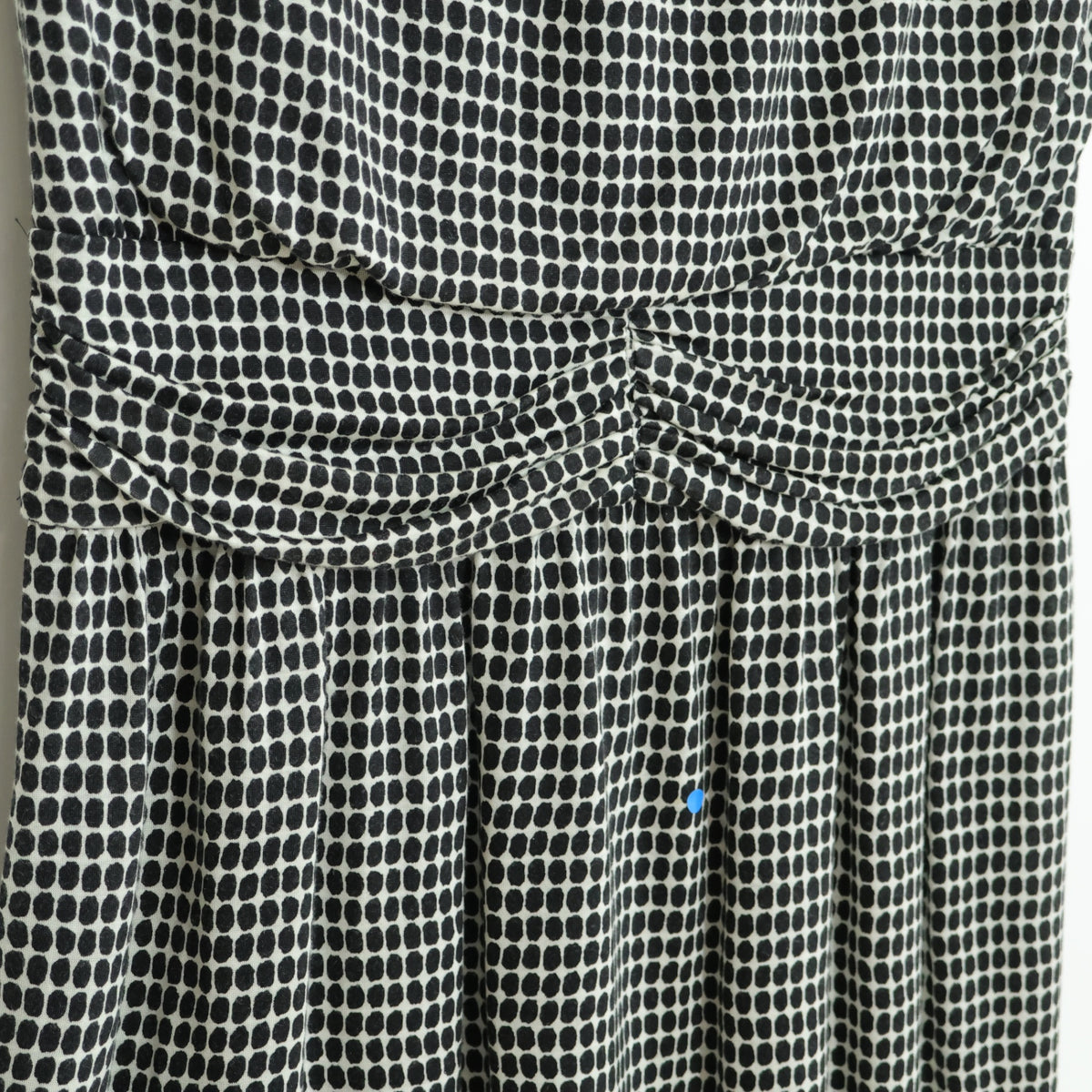 23区★美シルエット！ 幾何学 ドット総柄 フレンチスリーブ 膝丈ワンピース ウエストマーク サイズ36 黒系 z23093